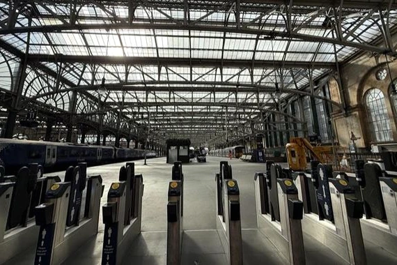 Façade de la gare centrale de Glasgow avec rubans de sécurité et pompiers après un incendie majeur