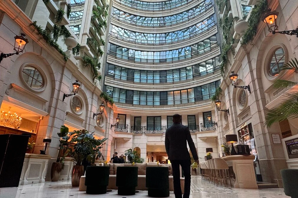 Façade du seul hôtel 5 étoiles des Champs-Élysées en rénovation, échafaudages et bâches visibles