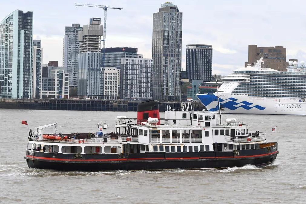 Ferry traversant la Mersey, vu de profil sur l’eau, lors de son dernier voyage après 66 ans de service