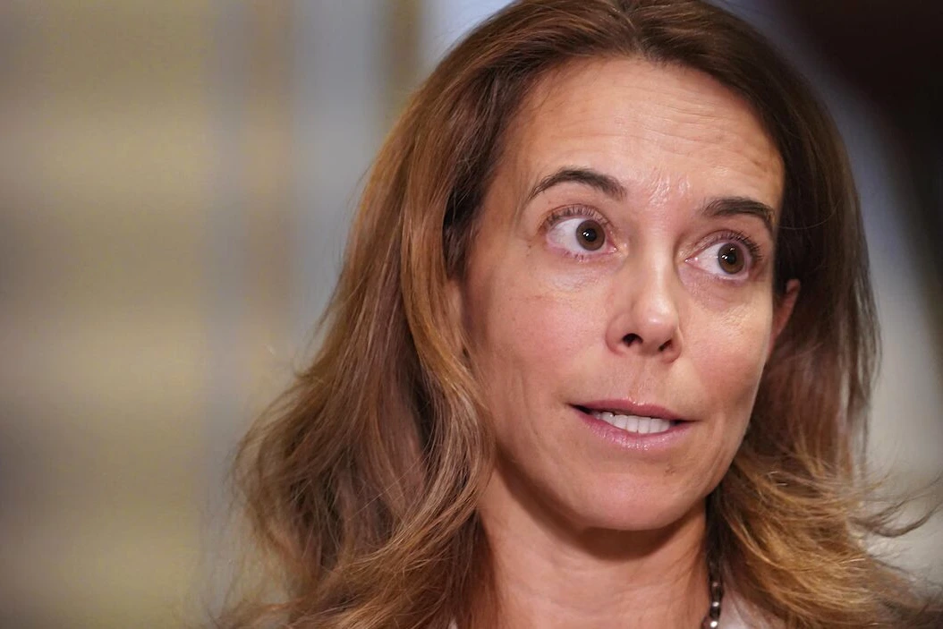 France-Élaine Duranceau aux côtés de Christine Fréchette, souriantes lors d’un point de presse