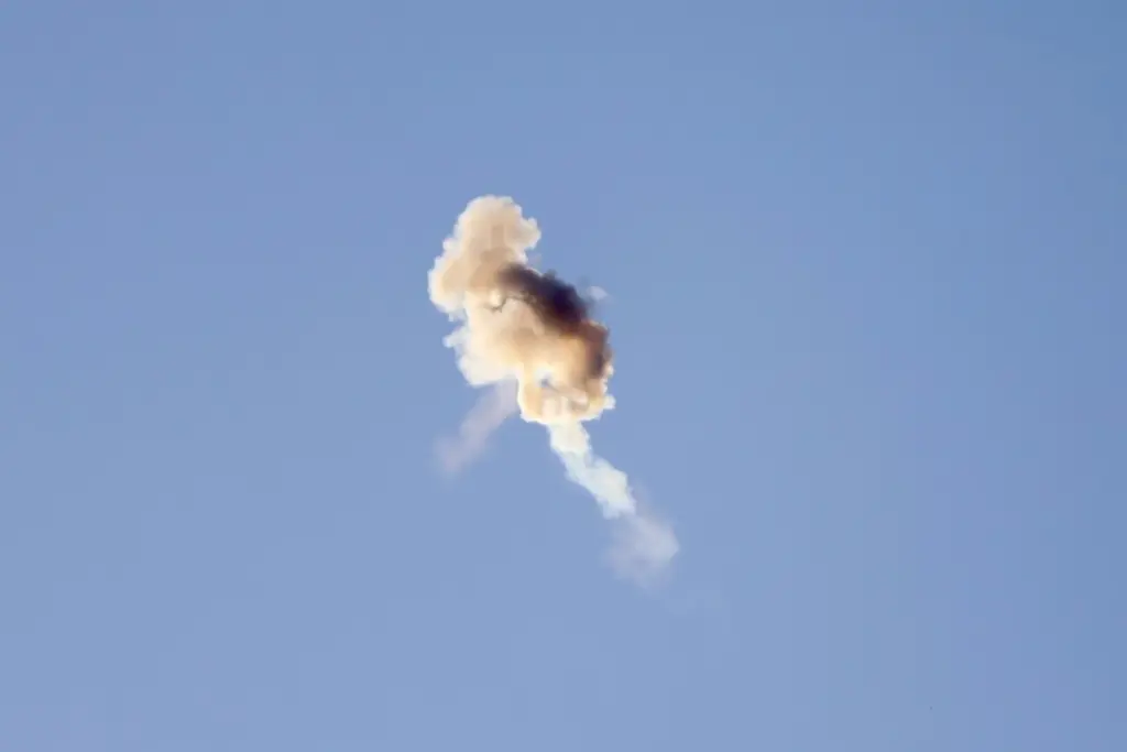 Fumée et décombres à Beyrouth après un bombardement, au moment où Israël crée une zone tampon au Liban