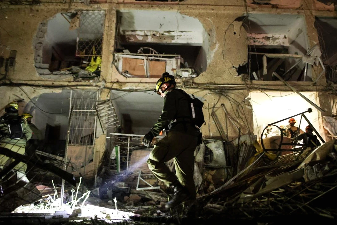 Fumée et flammes après des frappes iraniennes près de Dimona et Arad, secouristes au milieu des débris