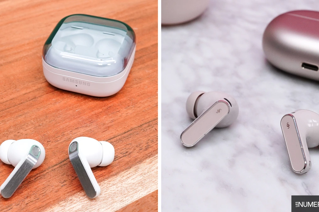 Galaxy Buds4 Pro et FreeBuds Pro 5 posés côte à côte sur une table, étuis ouverts, gros plan