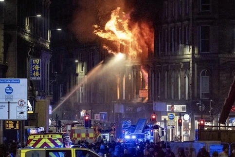 Glasgow Central : façade d’un immeuble effondrée près de la gare, décombres et secours sur place