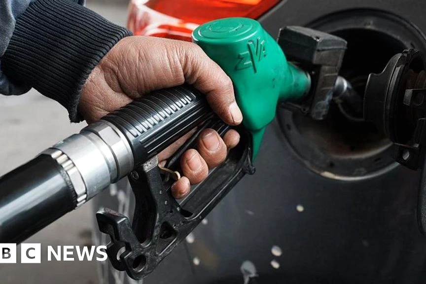 Graphique des prix du pétrole et du gaz en hausse sur écran, avec courbes boursières en baisse en arrière-plan