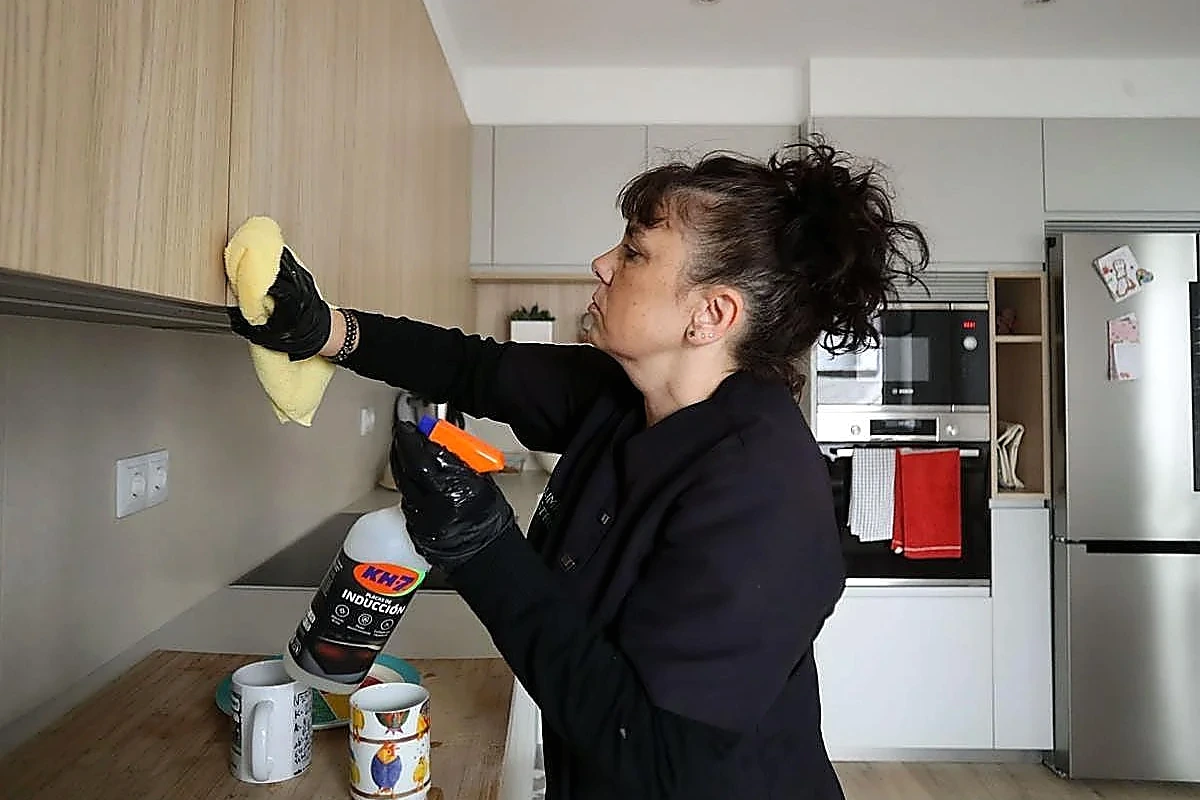 Graphique en barres montrant l’écart salarial par secteurs productifs, avec colonnes de tailles différentes