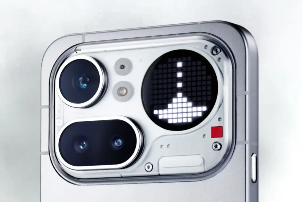 Gros plan du Nothing Phone (4a) Pro avec interface allumée, posé à côté d’un iPhone 17e sur une table.