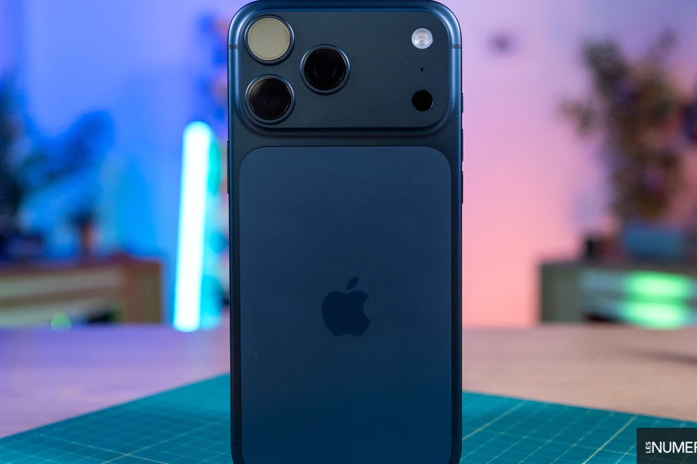 Gros plan d’un iPhone affichant une alerte de sécurité, avec un cadenas et un code binaire en arrière-plan