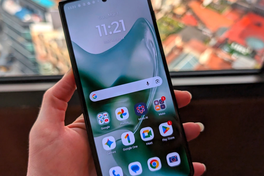 Gros plan sur Gorilla Ceramic 3 protégeant l’écran d’un smartphone tombant d’environ 2 m sur le sol