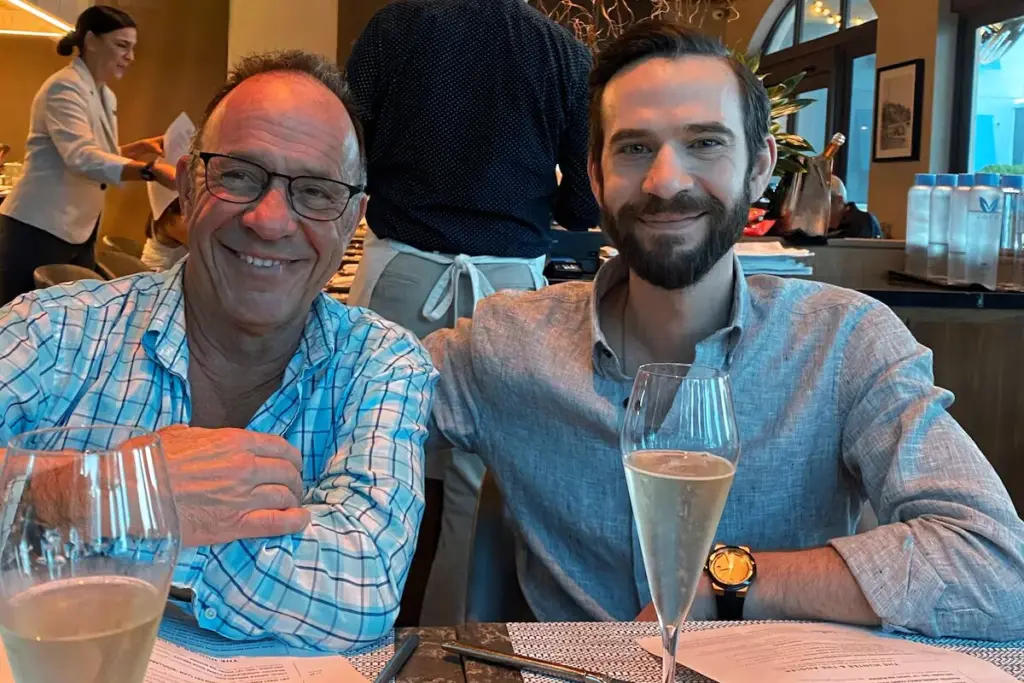 Homme de 36 ans assis seul devant un ordinateur, écran affichant une interface d’IA de Google.