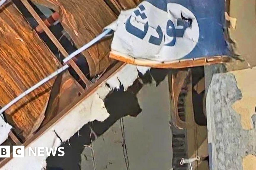 Hôpital au Soudan endommagé après une attaque de drone, débris et fumée visibles près de l’entrée