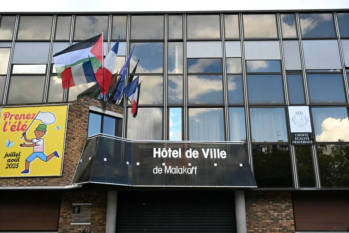 Hôtel de ville en banlieue parisienne avec drapeaux rouges, évoquant une ville communiste autour de Paris