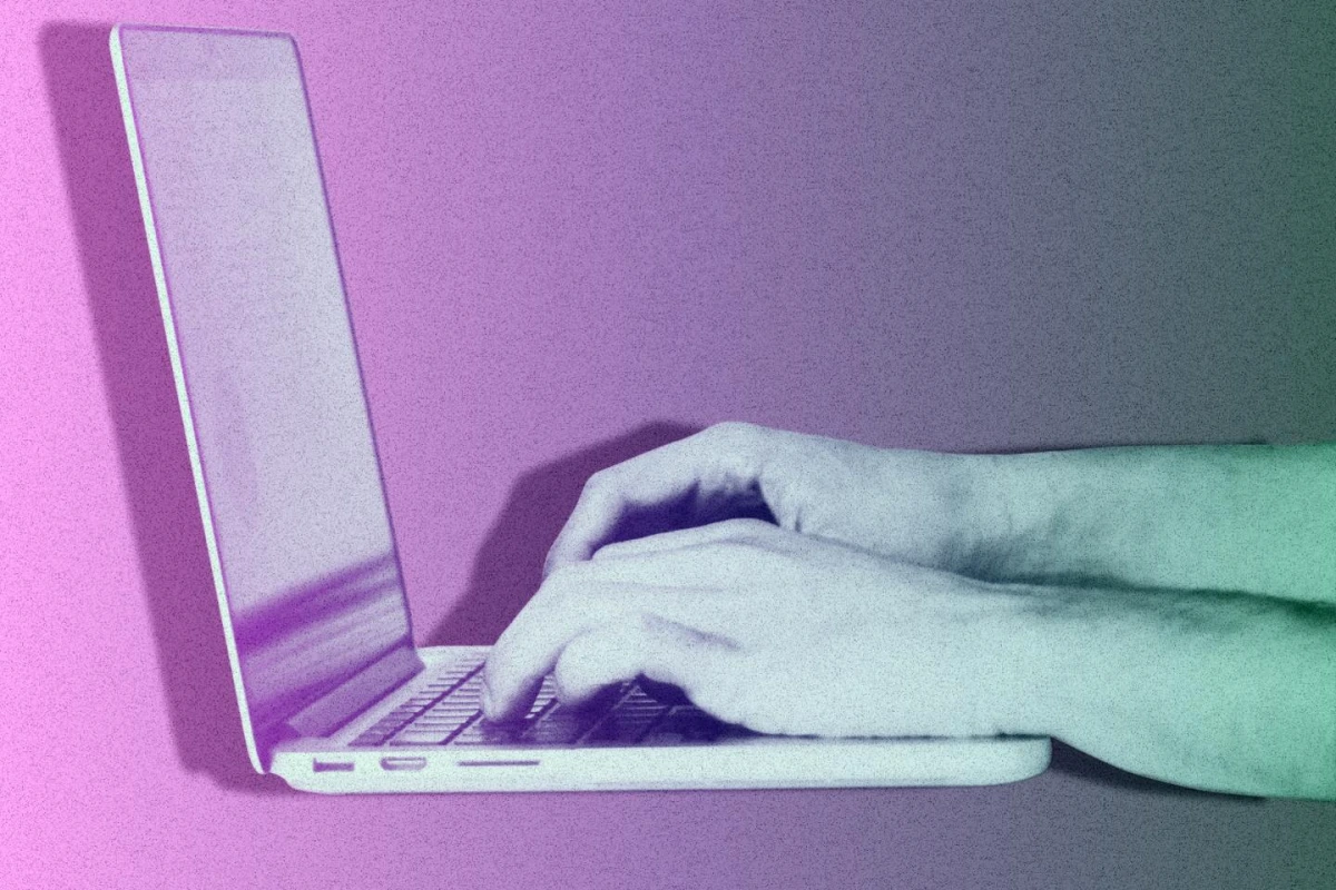 Ingénieur devant un écran affichant des graphiques et une interface d’IA, travaillant sur un ordinateur portable