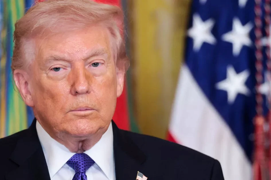 Juges américains en robe noire dans une salle d’audience, documents sur les droits de douane à l’avant-plan