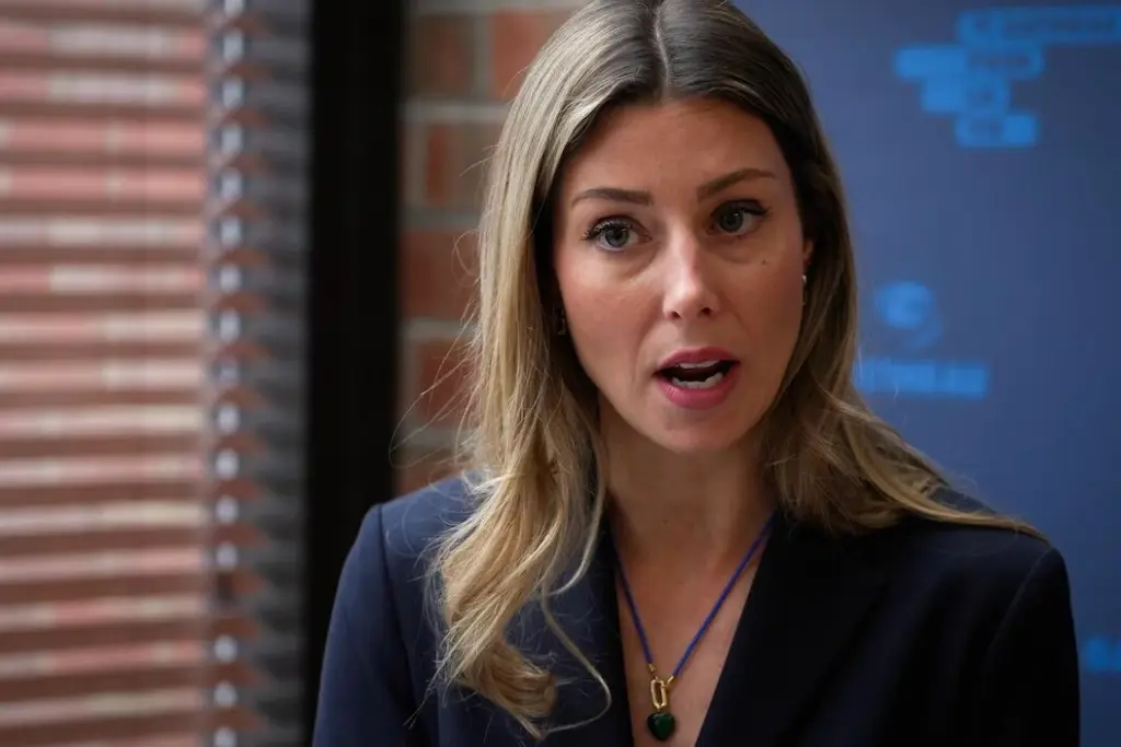 La mairesse de Gatineau en conférence de presse, micro devant elle, répondant à Mathieu Lacombe