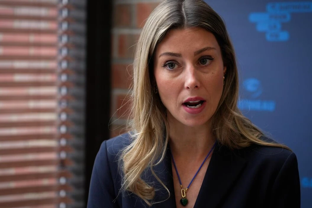 La mairesse de Gatineau en conférence de presse, micro devant elle, répondant à Mathieu Lacombe