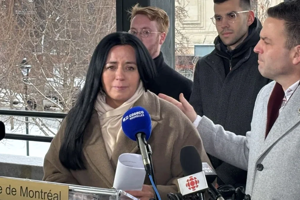 La mairesse de Montréal devant l’hôtel de ville, entourée de journalistes lors d’un point de presse