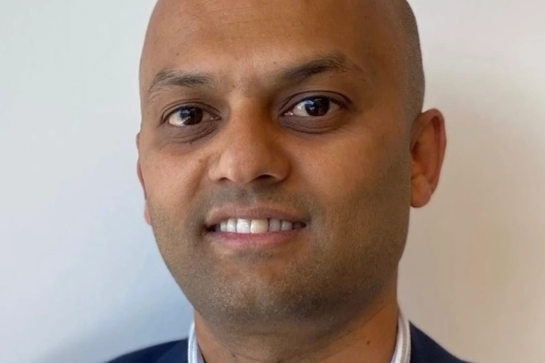 Le chef de la Police Federation d’Angleterre et du Pays de Galles menotté, escorté par des policiers devant un commissariat