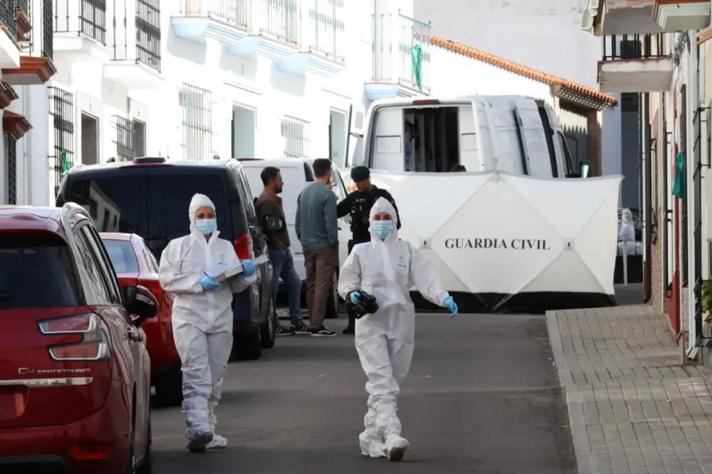 Le fils de Francisca Cadenas au téléphone, devant un bâtiment, évoquant l’appel chez les frères arrêtés