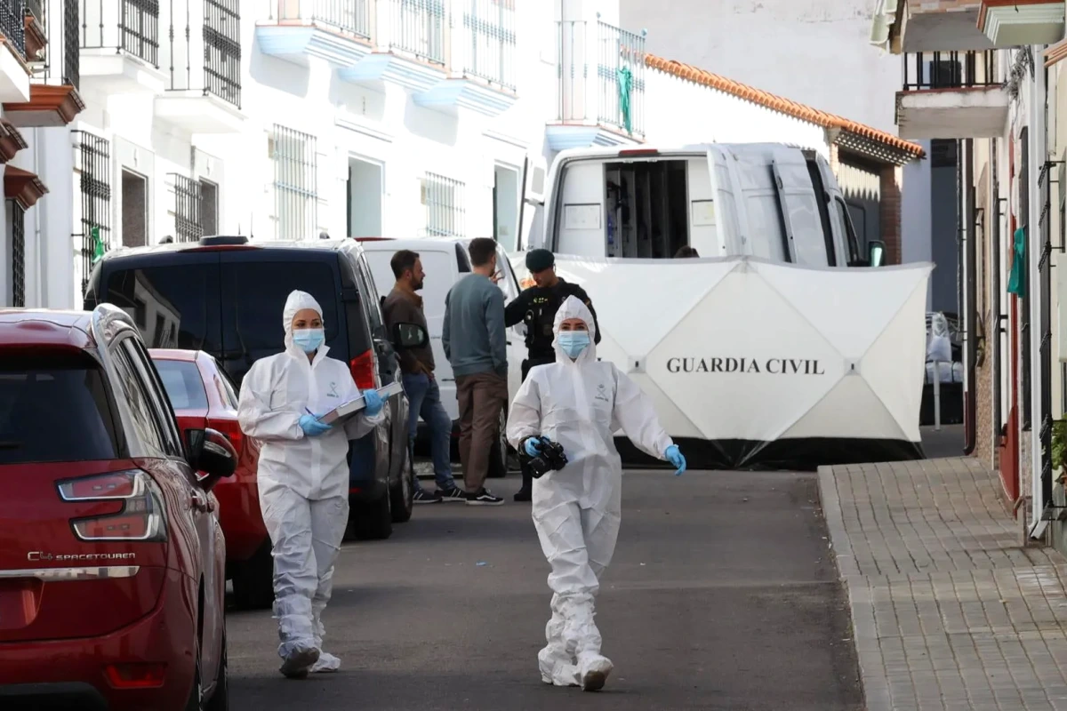 Le fils de Francisca Cadenas au téléphone, devant un bâtiment, évoquant l’appel chez les frères arrêtés