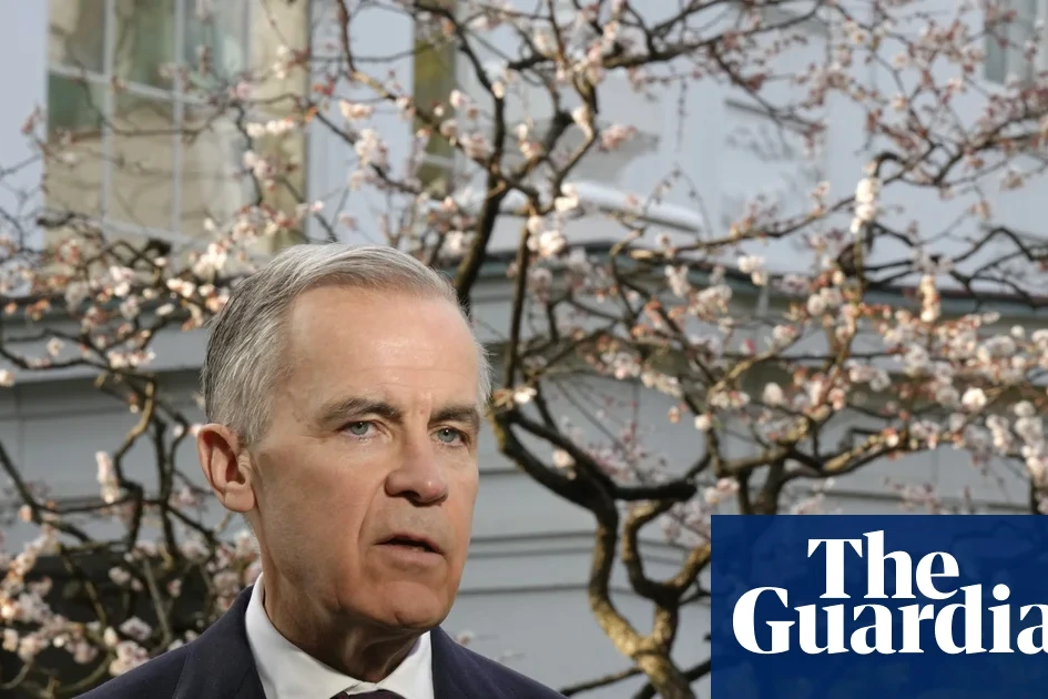 Le Premier ministre du Canada s’exprime au pupitre lors d’une conférence de presse, drapeaux en arrière-plan