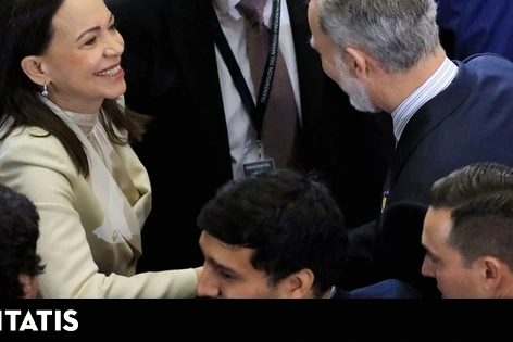 Le roi Felipe VI serre la main de María Corina Machado lors d’une rencontre à Valparaíso.