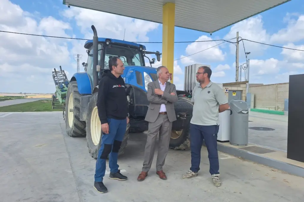 Le sous-délégué du gouvernement à Huesca parle au micro devant des drapeaux, en conférence de presse.