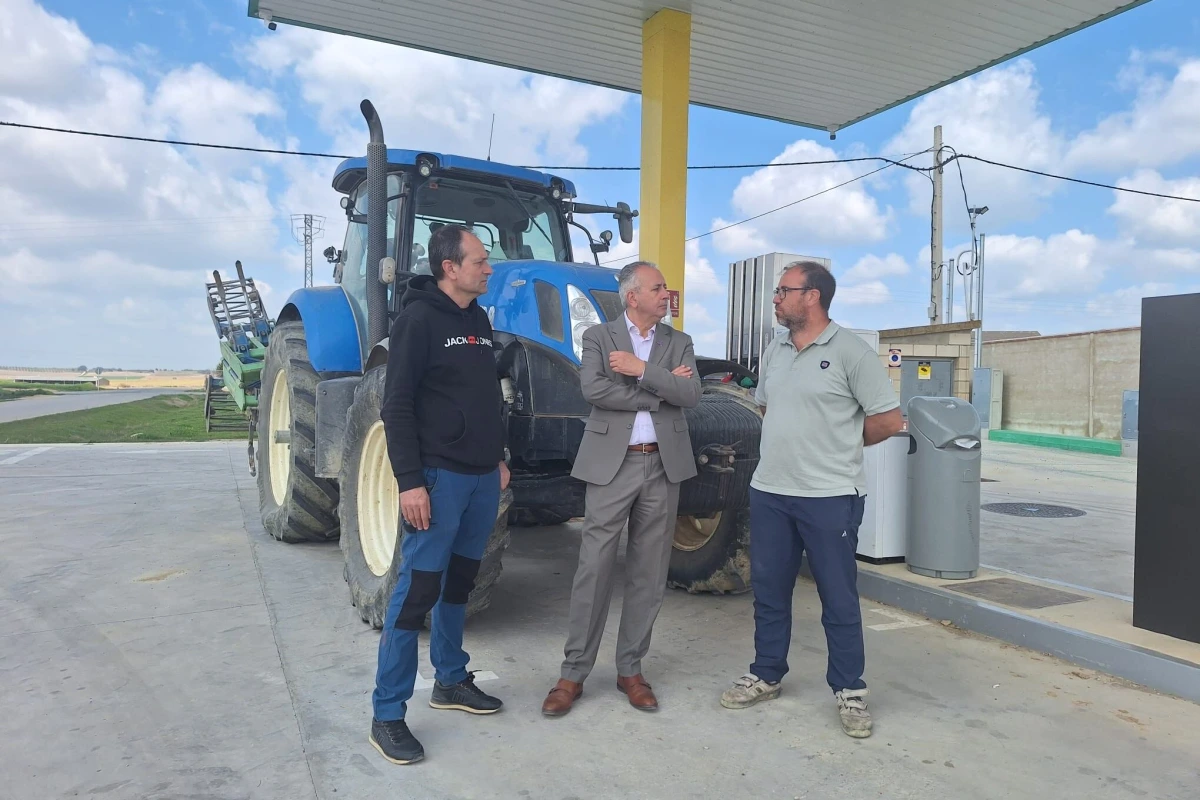 Le sous-délégué du gouvernement à Huesca parle au micro devant des drapeaux, en conférence de presse.