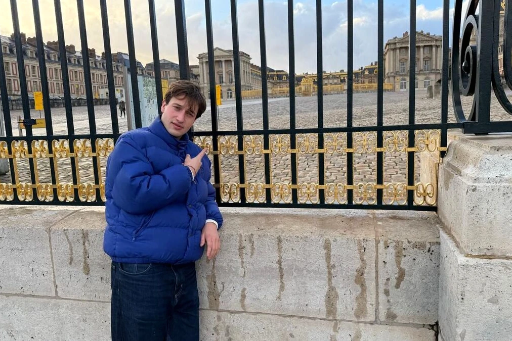 L’église Saint-Symphorien au bord de la pièce d’eau des Suisses, reflet dans l’eau et ciel nuageux