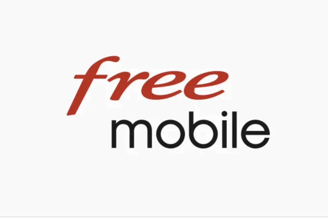 Logo Free sur un smartphone, avec une notification annonçant une grosse nouveauté pour les abonnés mobiles