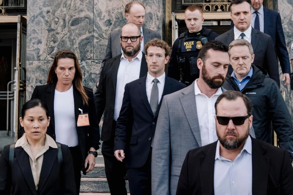 Logos Meta et Google sur écran de smartphone, avec icônes de réseaux sociaux en arrière-plan