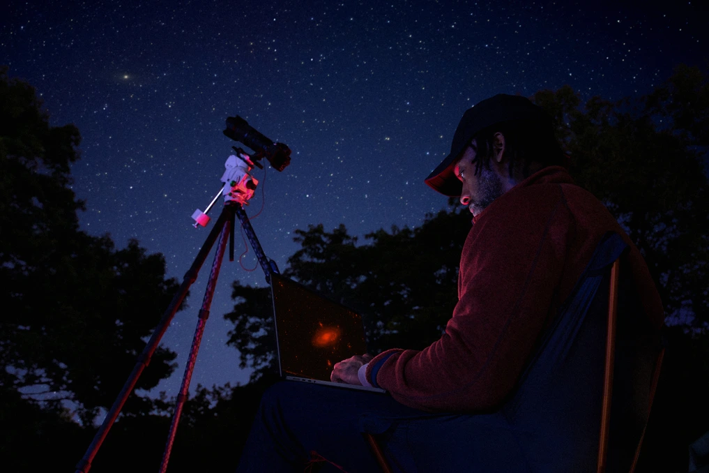 MacBook Pro avec puce M5 Pro et M5 Max affiché sur un bureau, écran montrant une interface d’IA et stockage.