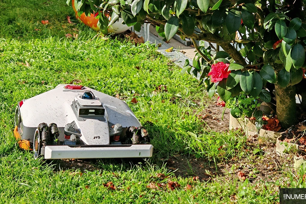 Mammotion Luba 3 AWD, tondeuse robot sans fil robuste, posée sur une pelouse verte en extérieur.