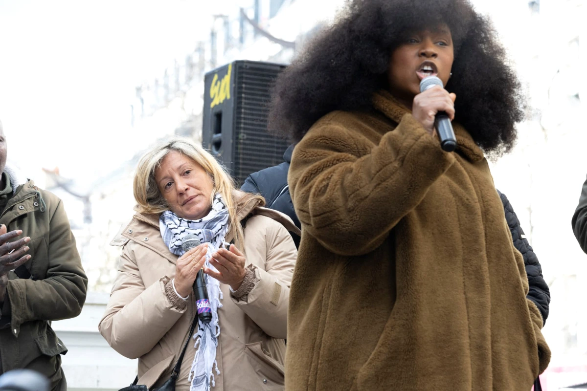 Manifestation à Nanterre pour Nahel, plus de 1 000 personnes rassemblées avec pancartes et banderoles