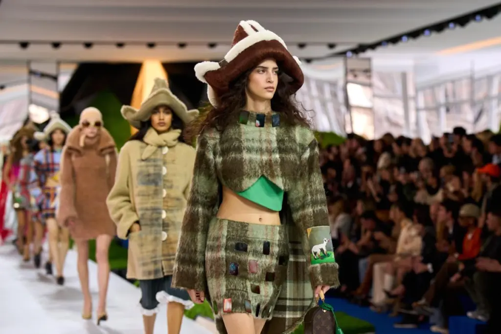 Mannequin sur le podium de la Fashion Week de Paris, portant une tenue avant-gardiste sous les projecteurs