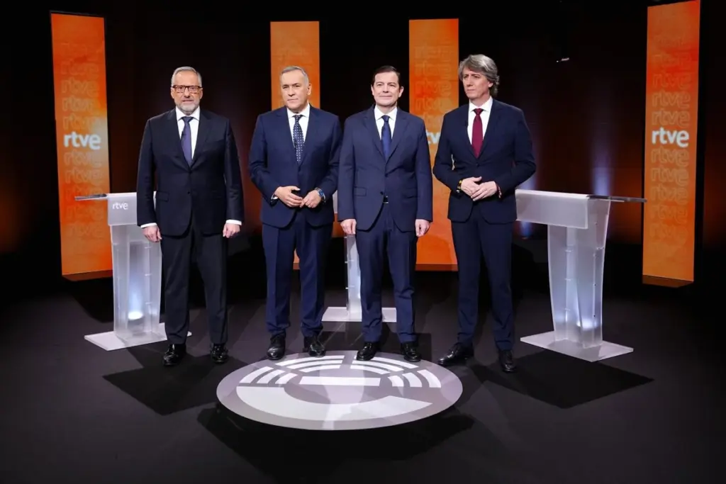 Mañueco refuse de serrer la main à Martínez lors d’une rencontre politique, caméras en arrière-plan