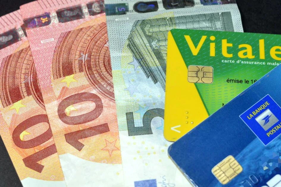 Médecin spécialiste en blouse blanche montrant une facture avec dépassements d’honoraires à un patient en cabinet