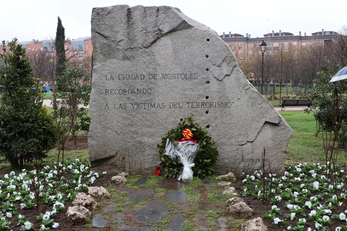 Minute de silence à Ávila, foule rassemblée sur une place, têtes baissées en hommage aux victimes du terrorisme