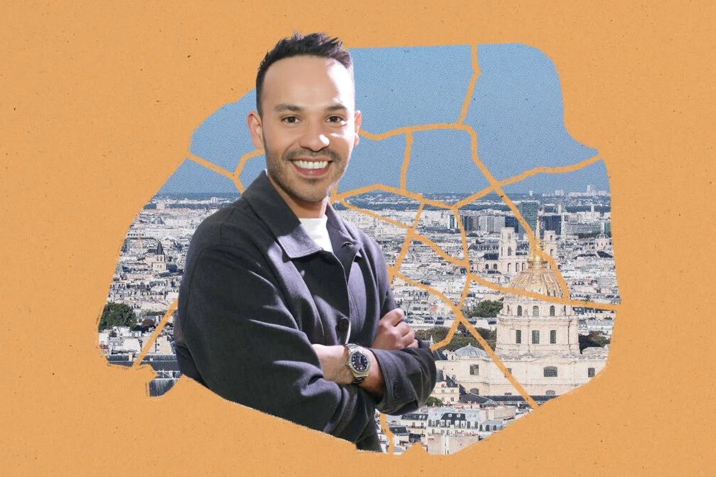 Mohamed Bouhafsi marche dans une rue de Paris, regardant autour de lui, immeubles et passants en arrière-plan