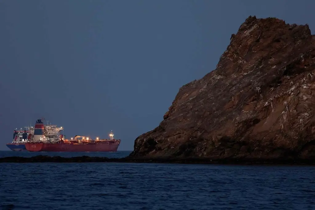 Navire de guerre américain patrouillant dans le détroit d’Ormuz, avec drones et mines en arrière-plan