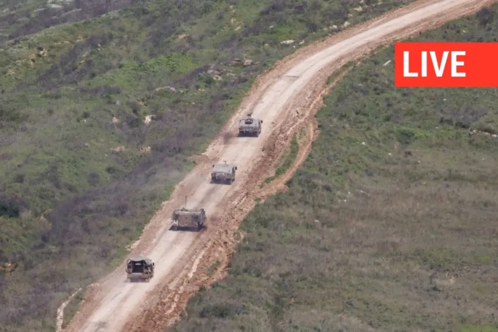 Netanyahu au pupitre lors d’une déclaration, drapeaux israéliens derrière, carte du sud du Liban affichée