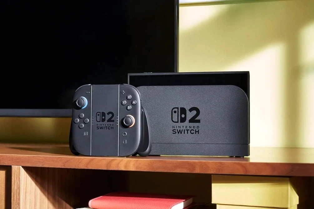 Nintendo Switch 2 en gros plan sur fond blanc, avec étiquette Amazon et prix barré en promotion