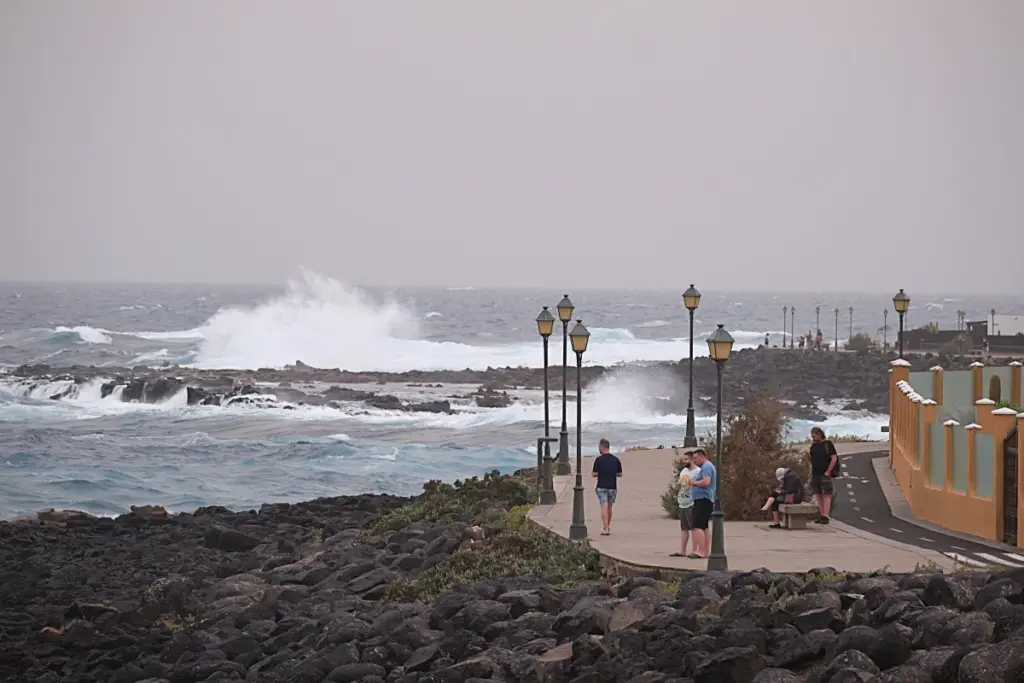Nuages sombres et pluie sur les îles Canaries, routes mouillées et mer agitée lors d’une BFA.