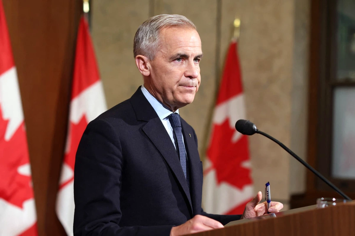 Oléoduc canadien traversant un paysage forestier, avec panneaux de chantier et montagnes au loin
