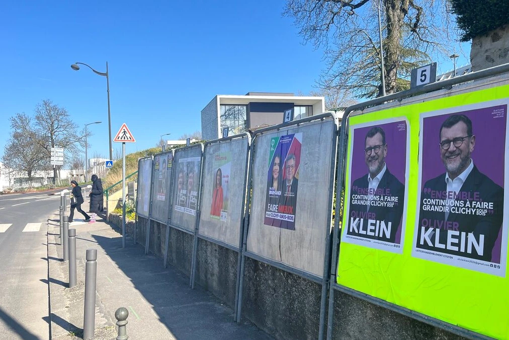 Olivier Klein à Clichy-sous-Bois, en discussion avec sa 1re adjointe devant la mairie