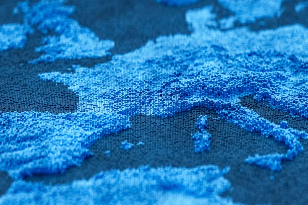 Ordinateur portable affichant une nouvelle suite alternative à Microsoft et Google, avec icônes d’applications bureautiques