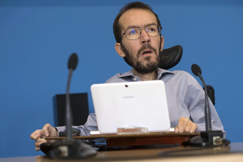 Pablo Echenique devant le tribunal, entouré de journalistes et caméras, entrant dans le bâtiment judiciaire.