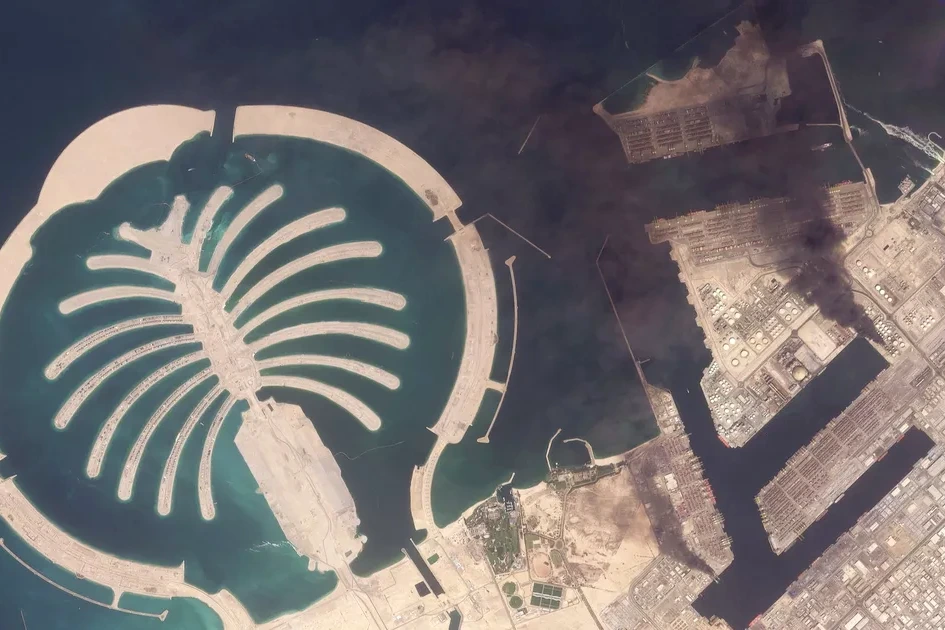 Panorama de Dubaï avec gratte-ciel et Burj Khalifa dominant la skyline au bord du golfe, au crépuscule