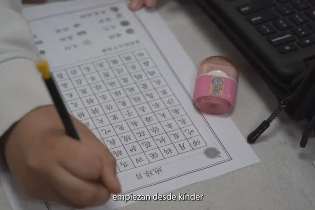 Parents de Prince George’s Co. réunis devant une école, pancartes contre la fin de l’immersion linguistique