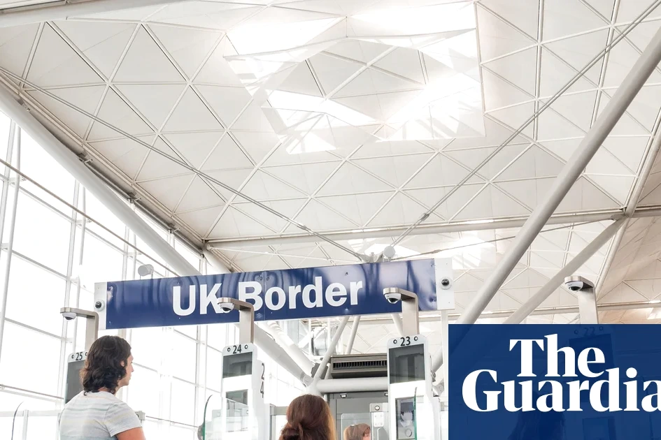 Passeports britannique et européen devant un poste de contrôle au Royaume-Uni, panneaux de nouvelles règles frontalières